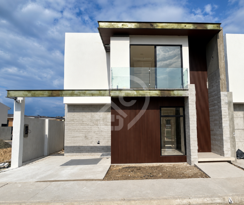 Casa de 2 plantas en venta en Urbanización Arboleia – Machala